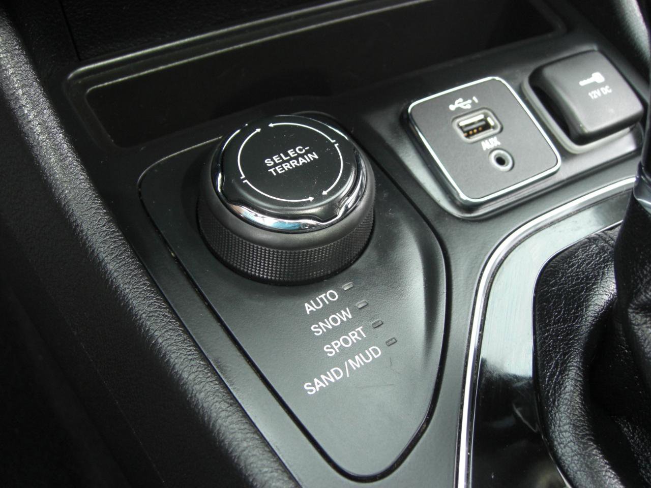 Used 2021 Jeep Cherokee Latitude Plus w/ Sun & Sound Group image 9