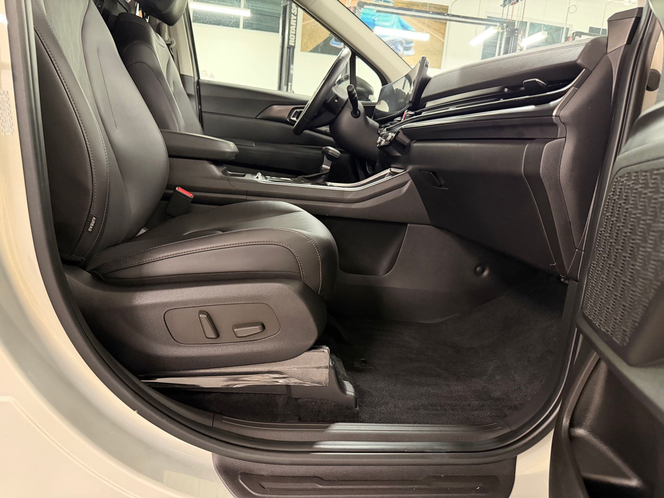 Used 2025 Kia Carnival SX FWD image 40