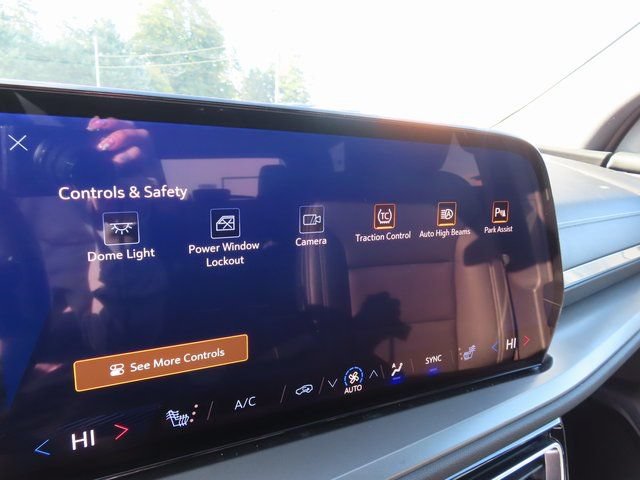 Used 2025 Chevrolet Traverse LT AWD/4WD image 23