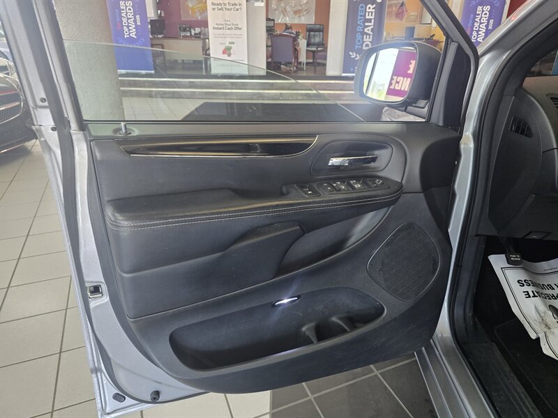 Used 2017 Dodge Grand Caravan SE FWD image 7