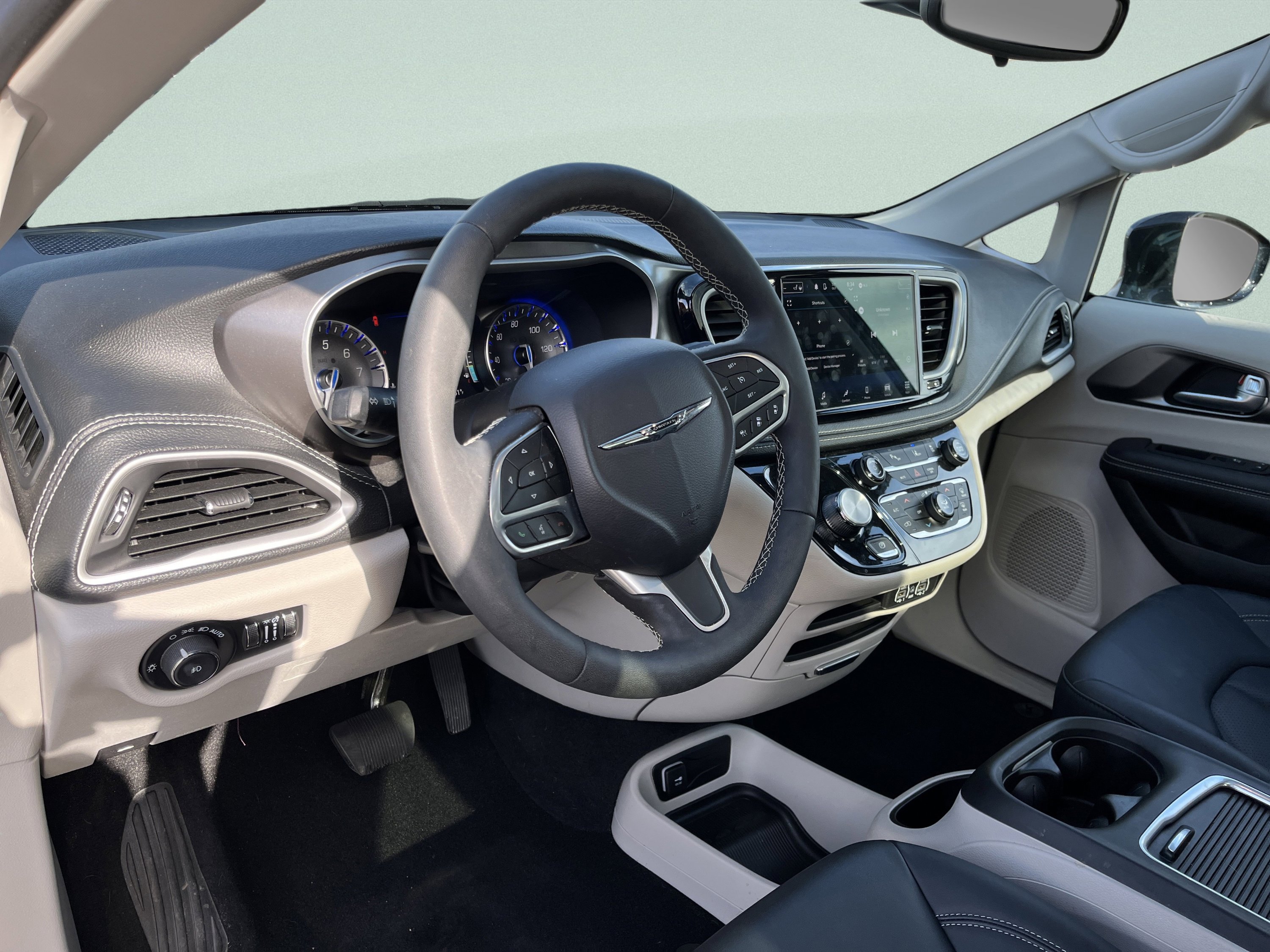 Used 2024 Chrysler Pacifica Touring-L image 16