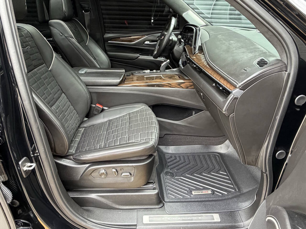 Used 2023 Cadillac Escalade ESV Sport Platinum w/ LPO, ONYX Package AWD/4WD image 23