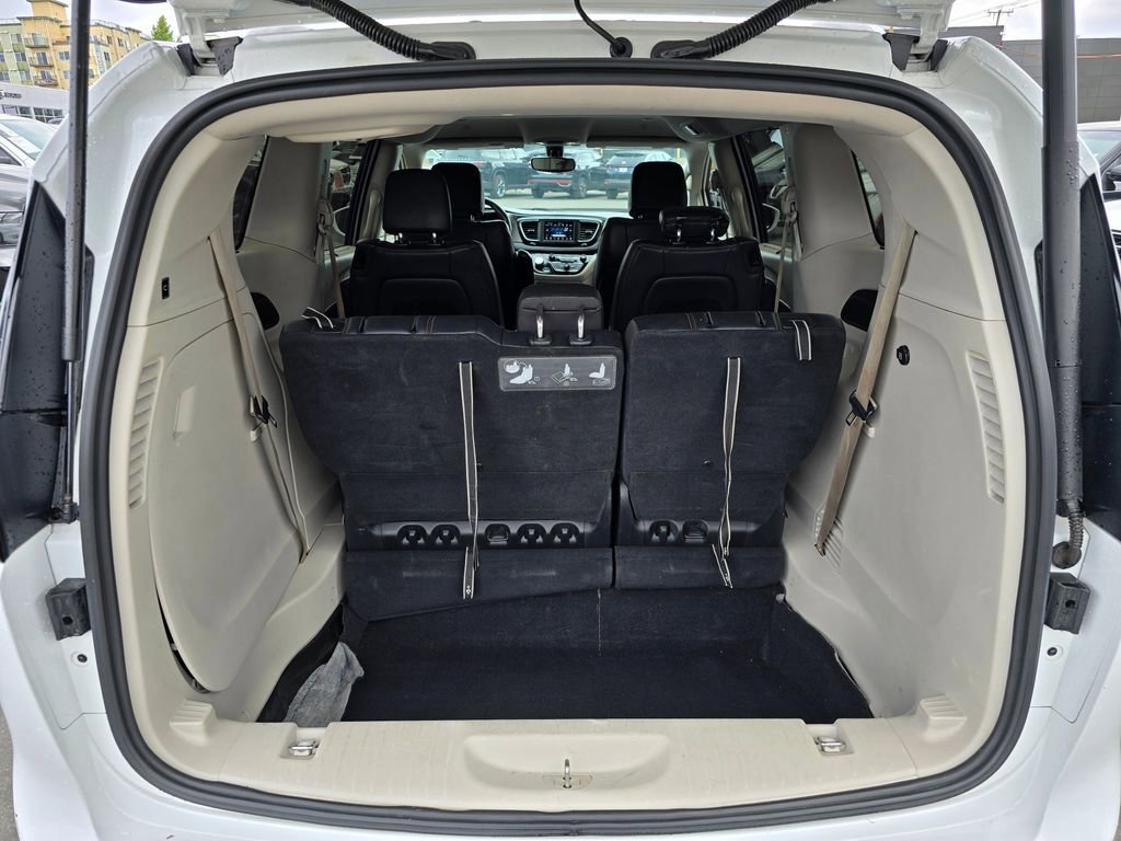 Used 2020 Chrysler Pacifica Touring-L FWD image 18