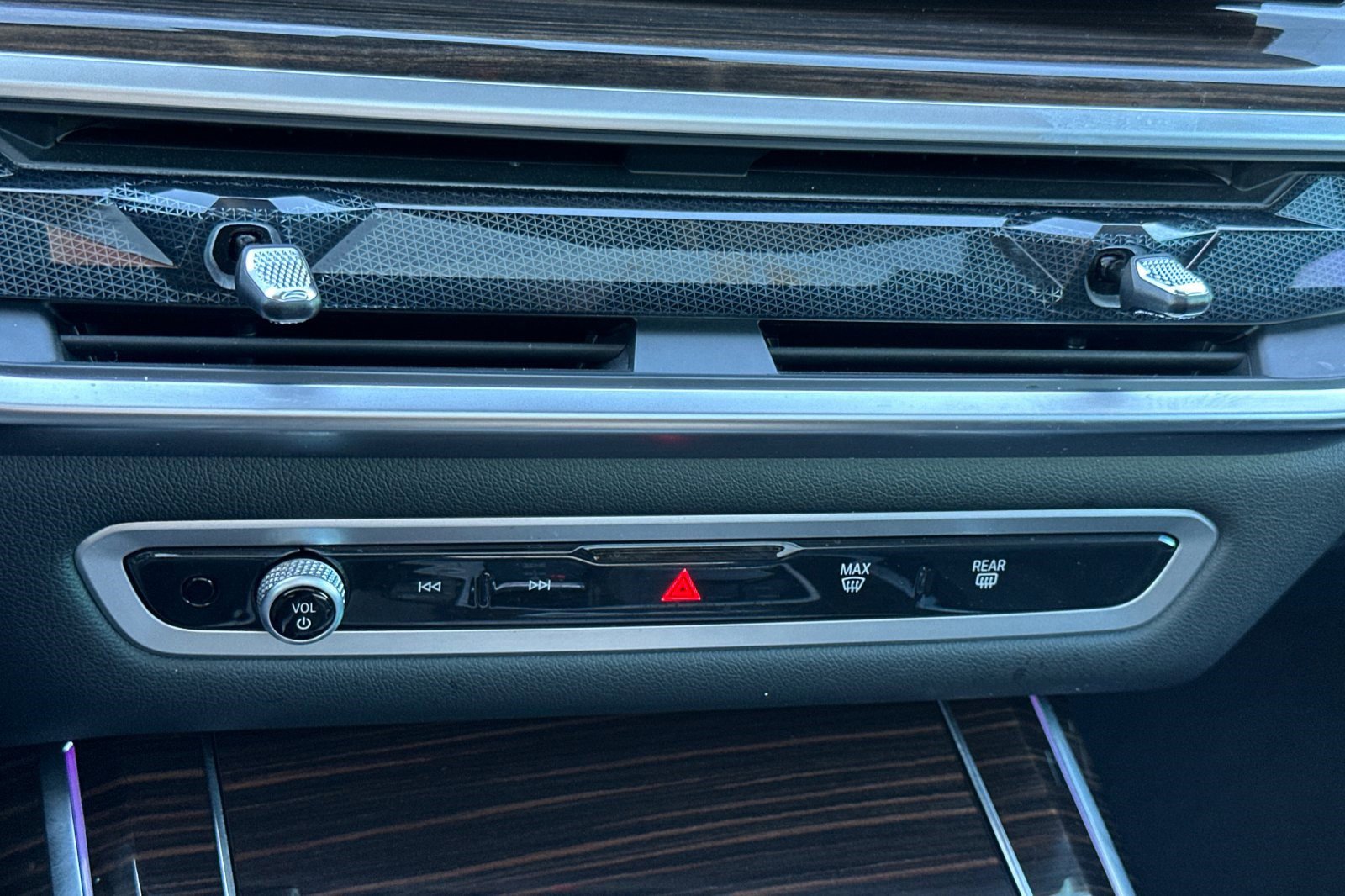 Used 2025 BMW X7 xDrive40i w/ Parking Assistance Package image 26