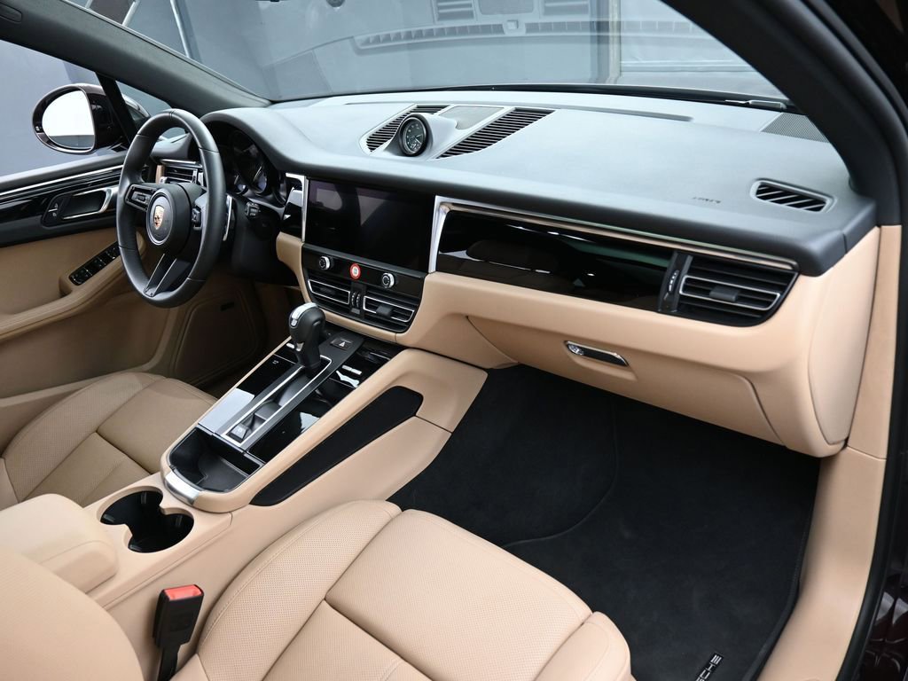 Certified 2025 Porsche Macan image 31