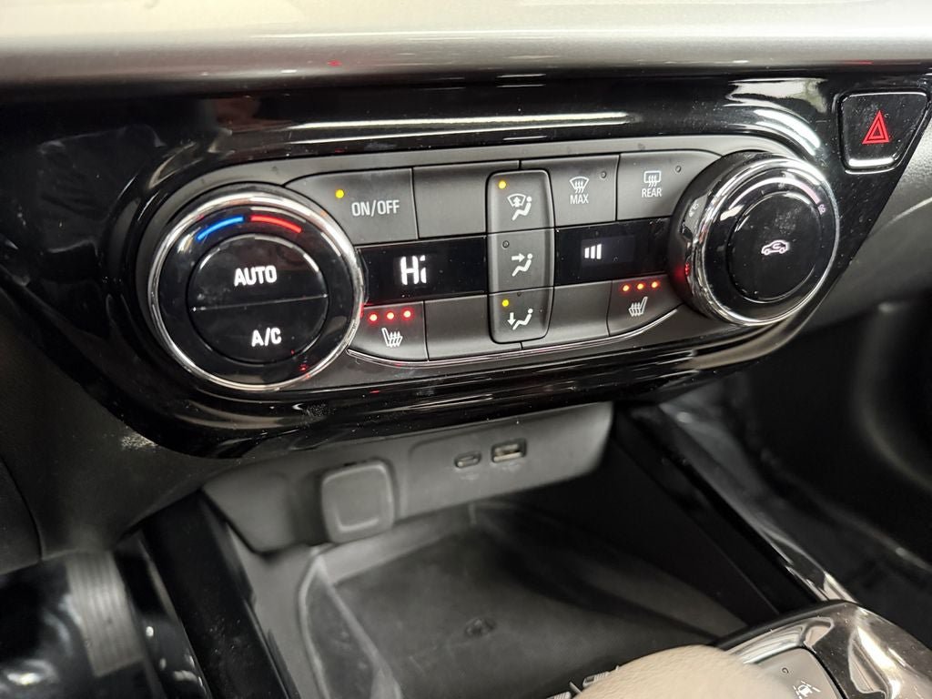 Used 2024 Chevrolet Trax LT w/ Sunroof Package FWD image 33