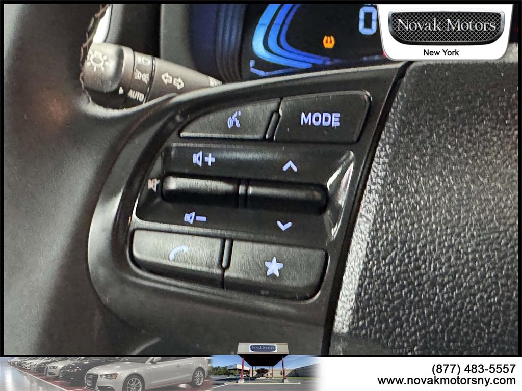 Used 2025 Hyundai Venue SEL image 17