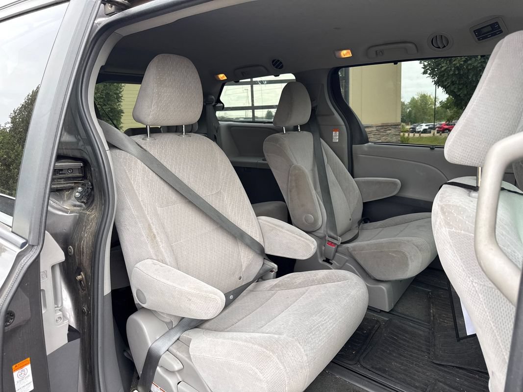 Used 2017 Toyota Sienna LE AWD/4WD image 26