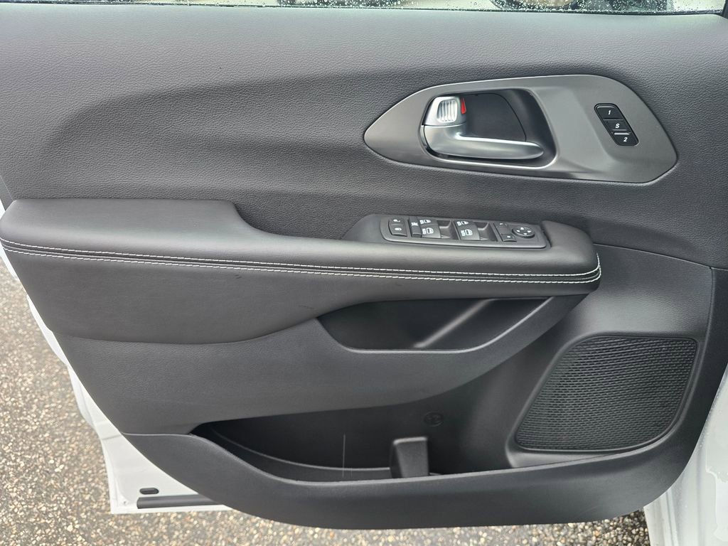 New 2026 Chrysler Pacifica Select image 35