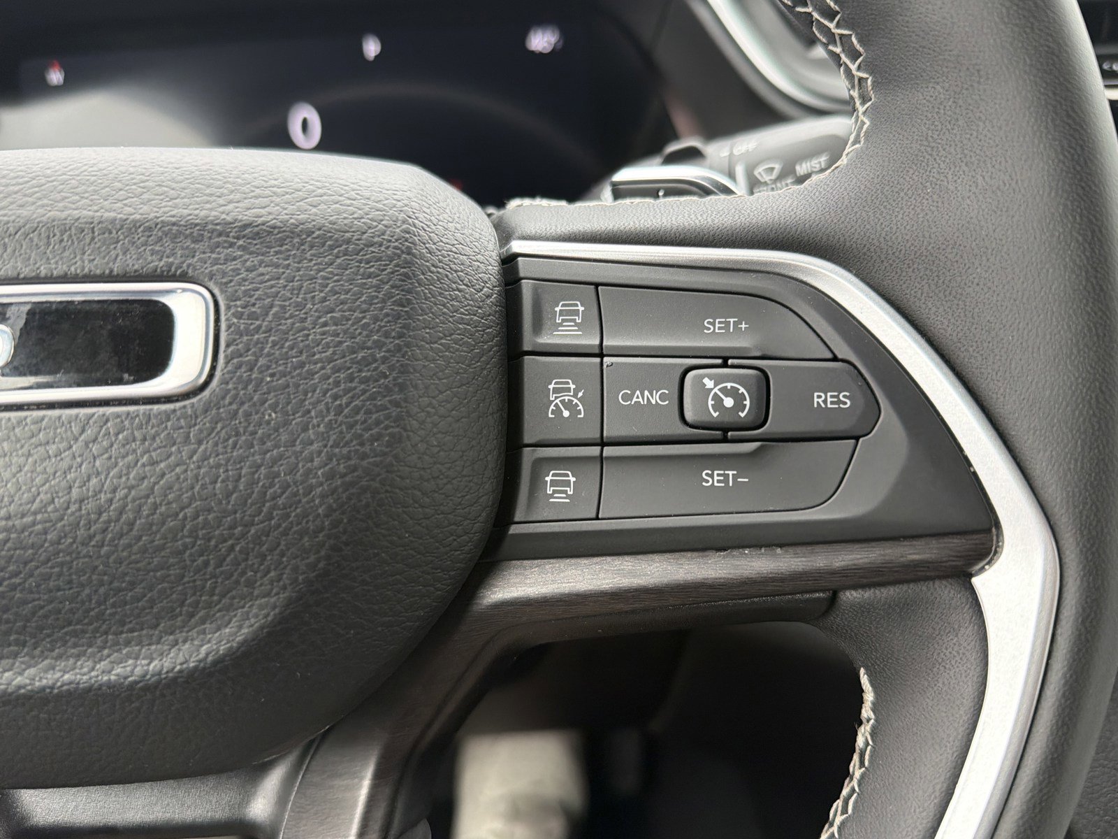 Used 2024 Jeep Grand Cherokee Limited AWD/4WD image 30