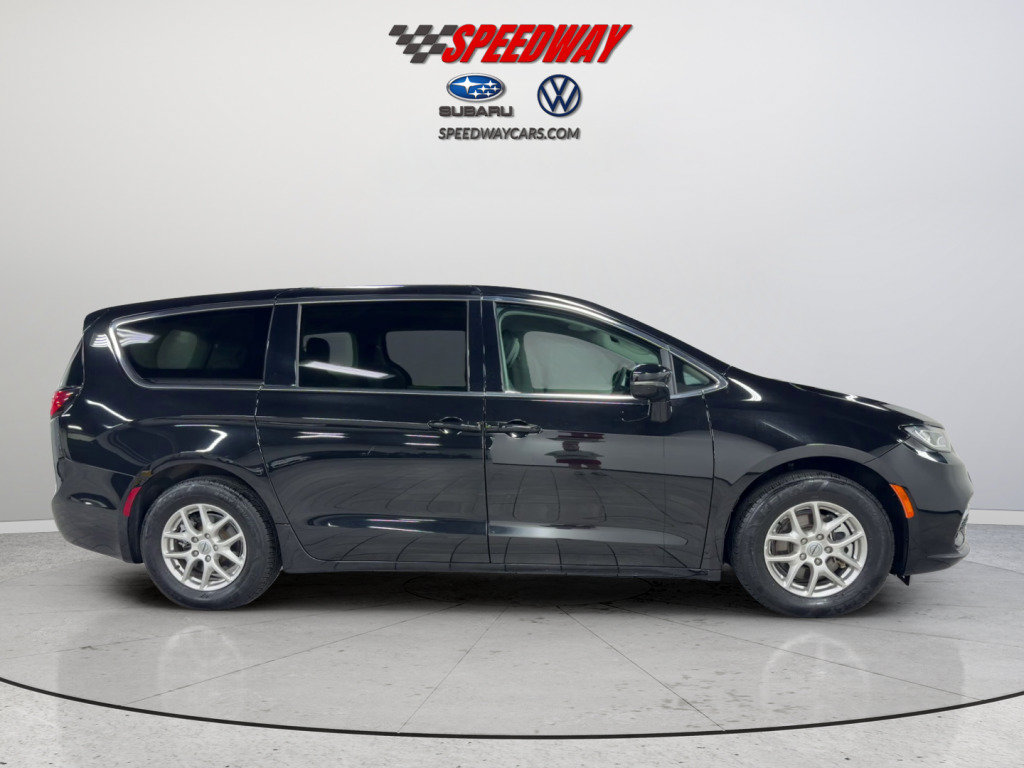 Used 2024 Chrysler Pacifica Touring-L FWD image 4