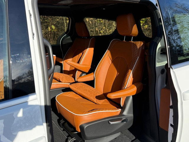 New 2026 Chrysler Pacifica Pinnacle image 17