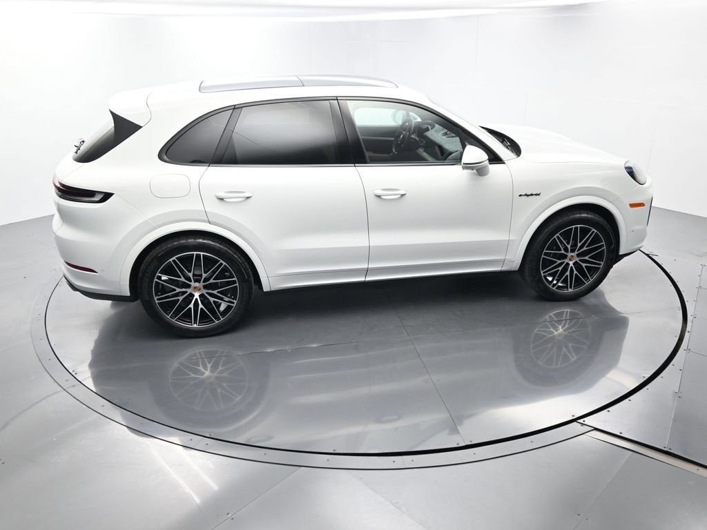 Certified 2025 Porsche Cayenne E-Hybrid w/ Premium Package Plus AWD/4WD image 44