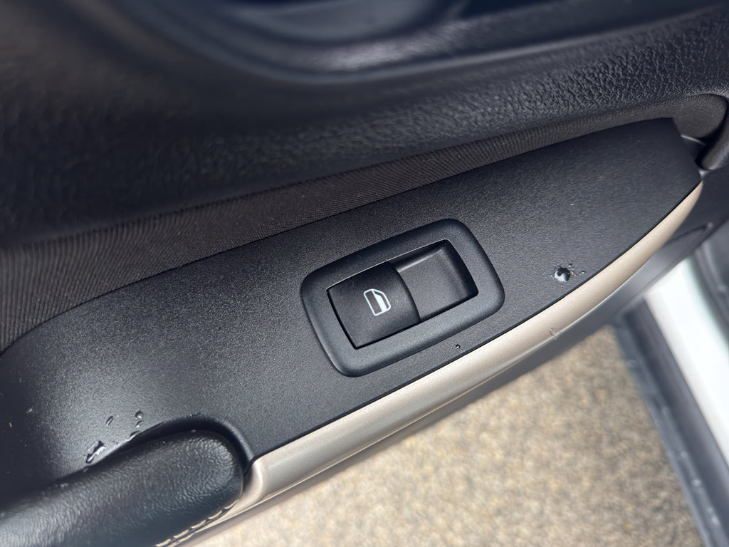 Used 2017 Jeep Cherokee Latitude w/ Comfort/Convenience Group image 31