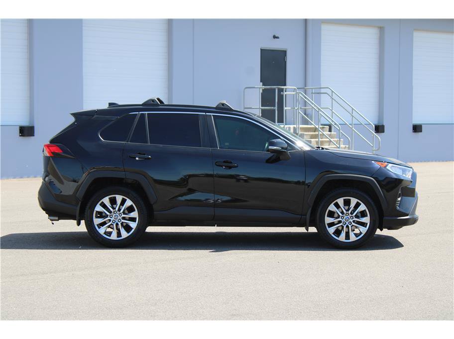 Used 2021 Toyota RAV4 XLE Premium AWD/4WD image 4