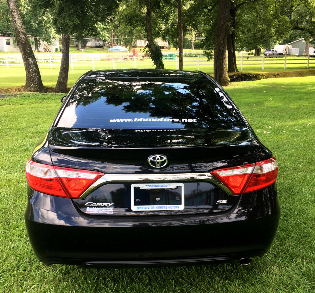 Used 2017 Toyota Camry SE image 4
