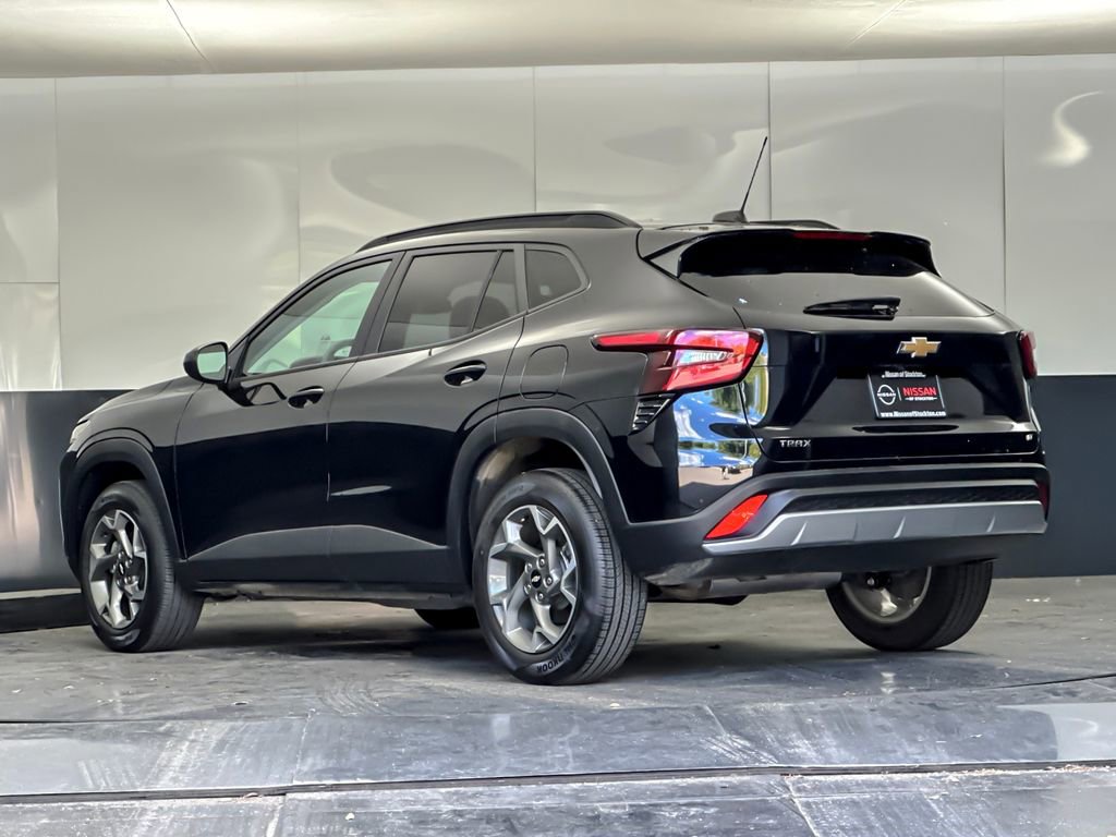 Used 2025 Chevrolet Trax LT FWD image 5