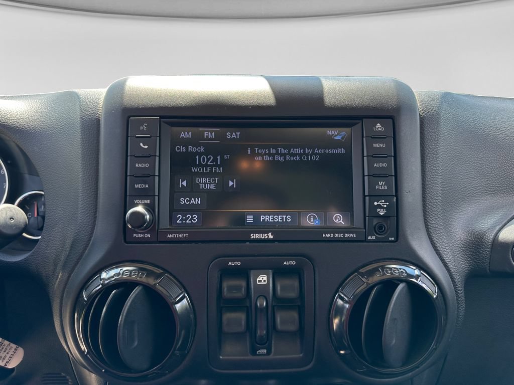 Used 2018 Jeep Wrangler Unlimited Rubicon w/ Connectivity Group AWD/4WD image 15