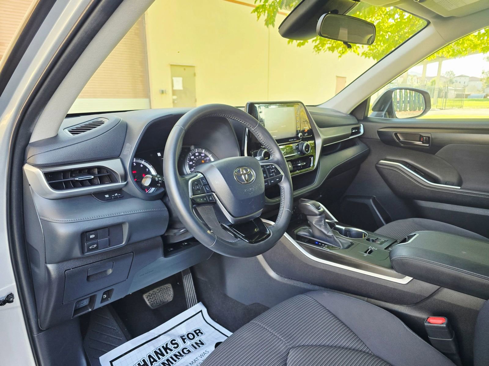 Used 2020 Toyota Highlander LE FWD image 12
