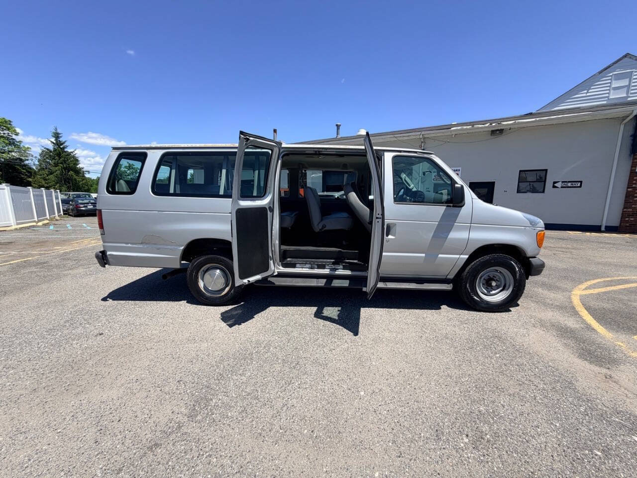 Used 2006 Ford E-350 and Econoline 350 XL RWD image 40
