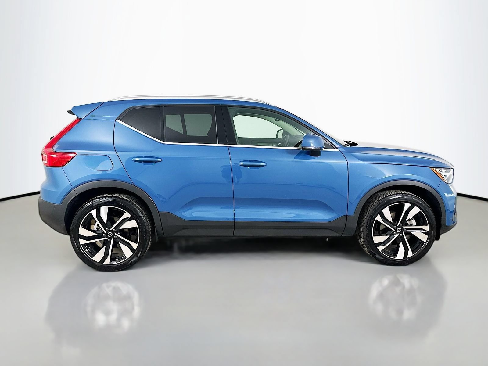Used 2025 Volvo XC40 B5 Ultra w/ Climate Package AWD/4WD image 4