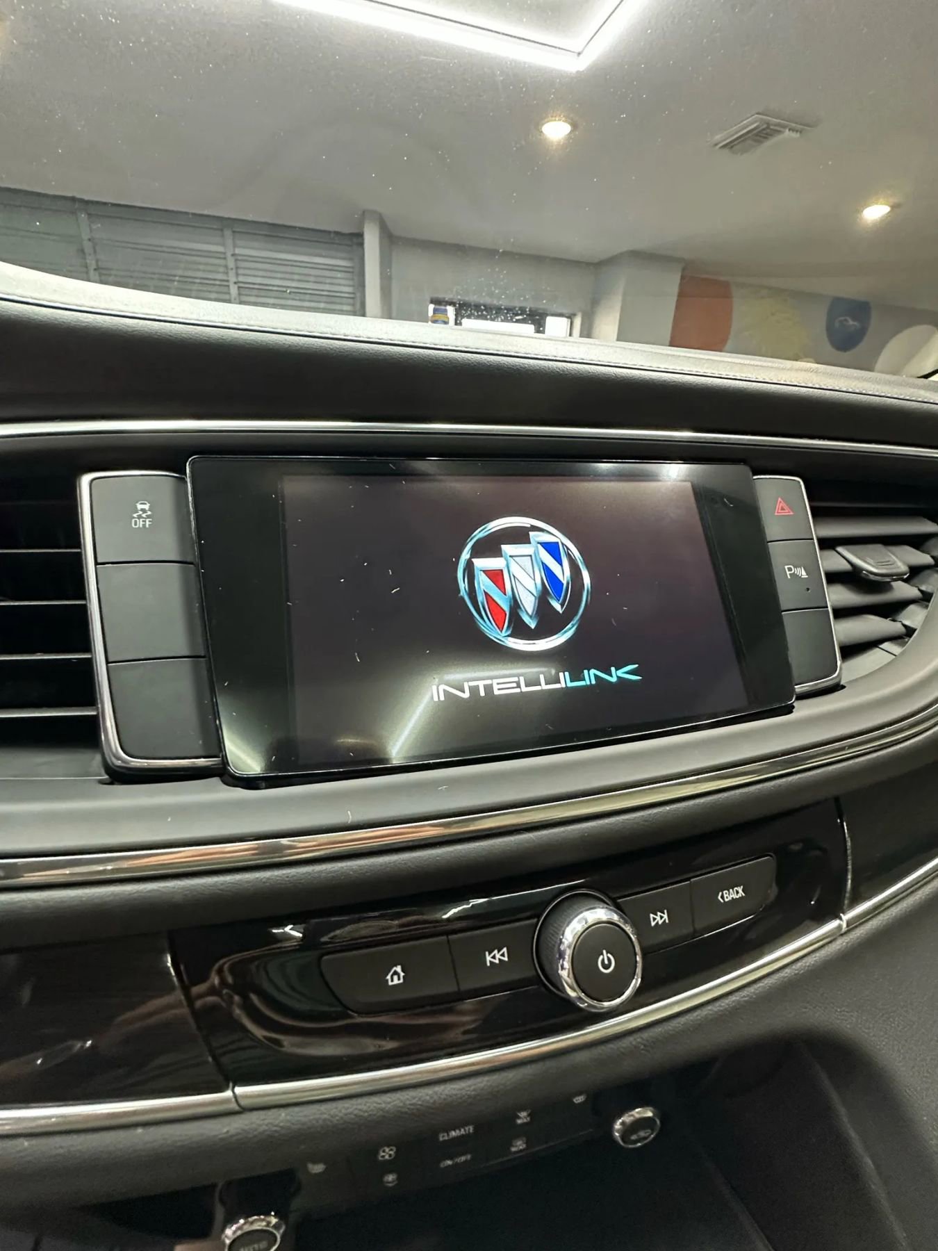 Used 2018 Buick Enclave Essence image 16