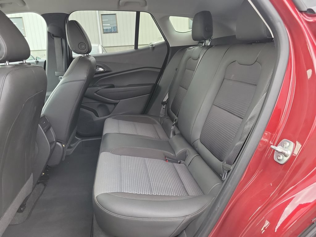 Used 2025 Chevrolet Trax LT FWD image 16