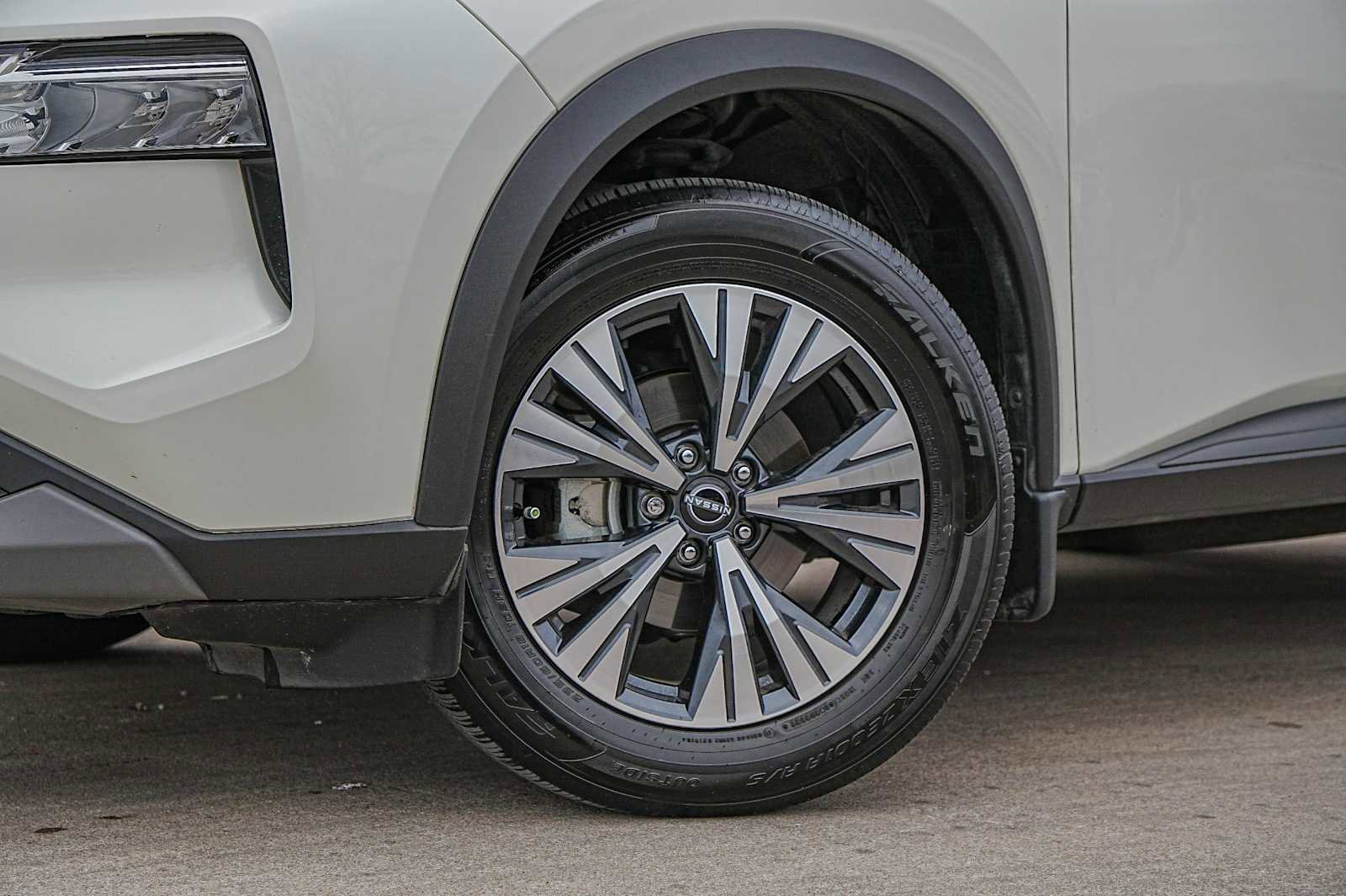 Used 2023 Nissan Rogue SV image 2