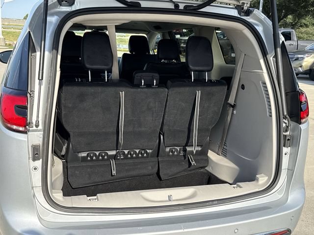 Used 2023 Chrysler Pacifica Touring-L FWD image 12