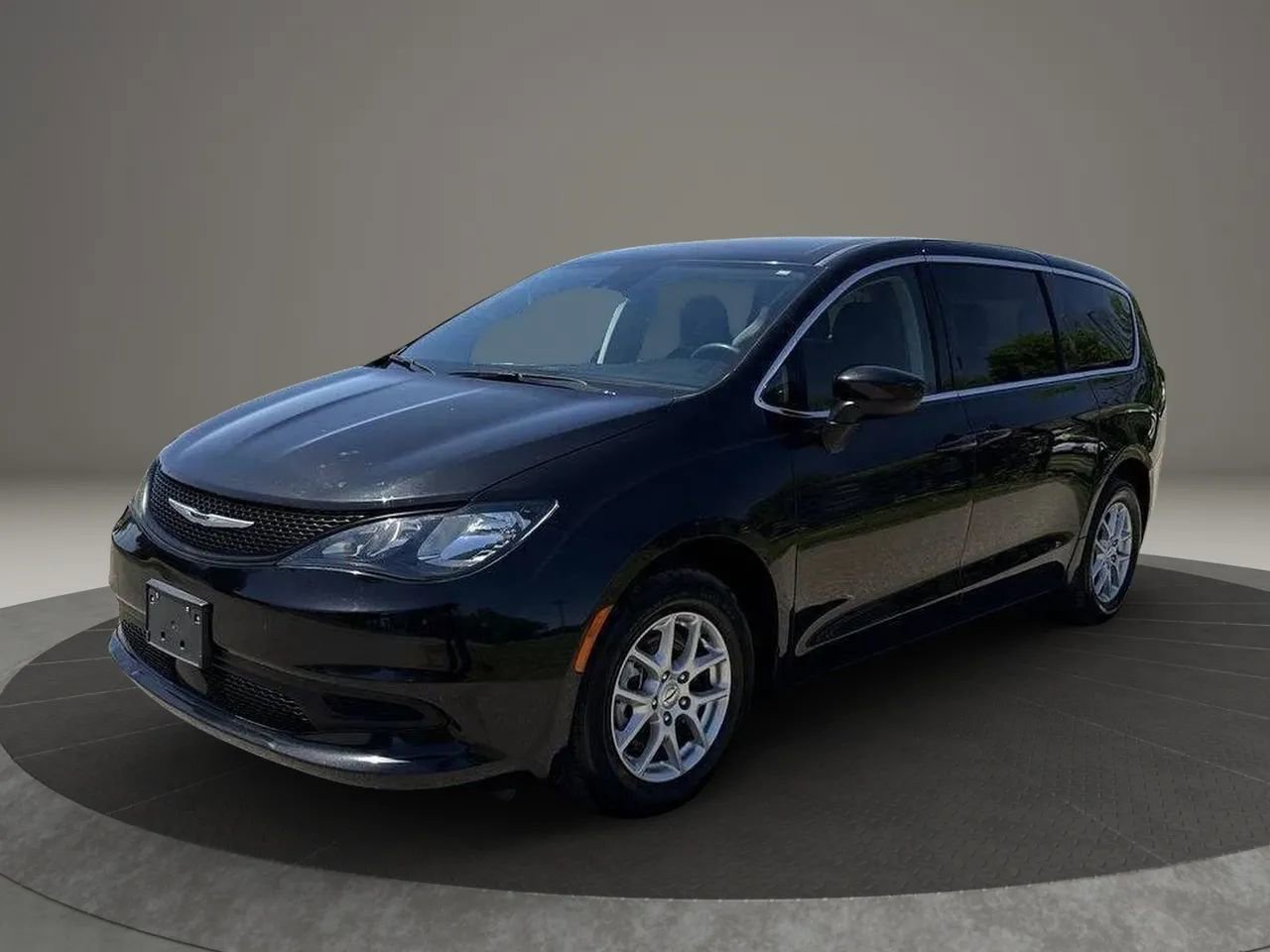 Used 2023 Chrysler Voyager LX FWD image 2