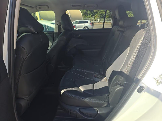 Used 2022 Toyota Highlander L FWD image 8