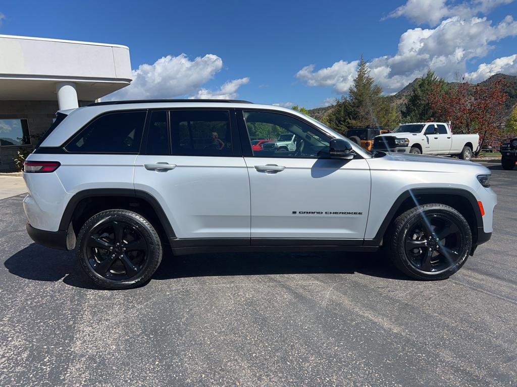 Used 2023 Jeep Grand Cherokee Altitude image 8