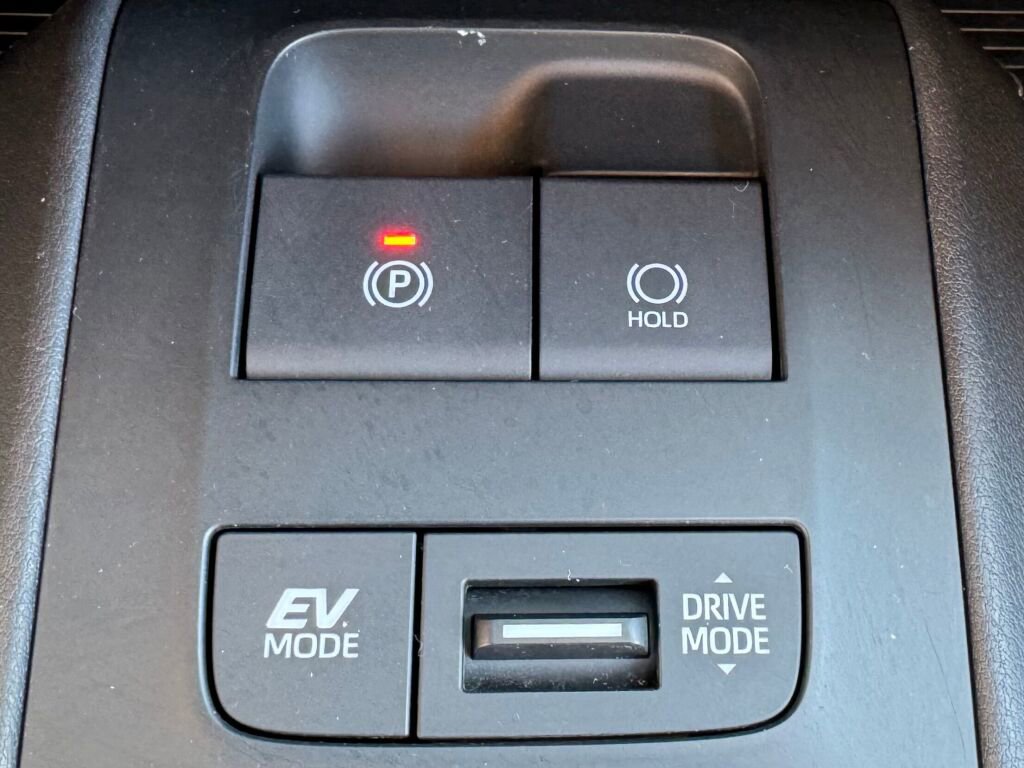 Used 2022 Toyota Venza XLE image 31