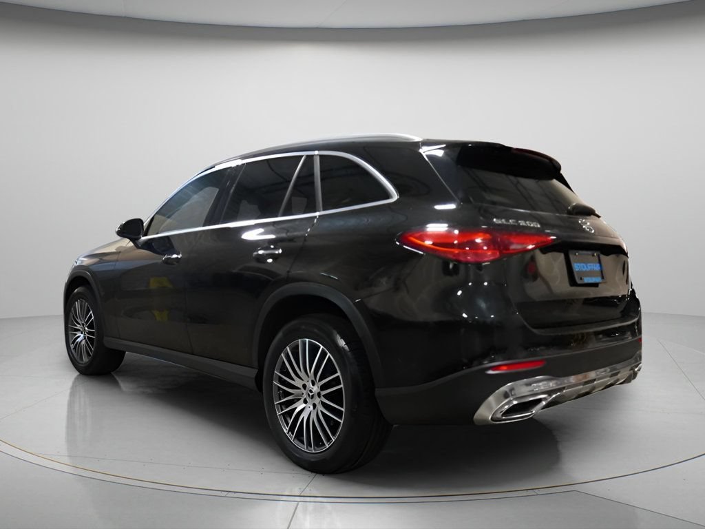 Used 2024 Mercedes-Benz GLC 300 4MATIC image 3