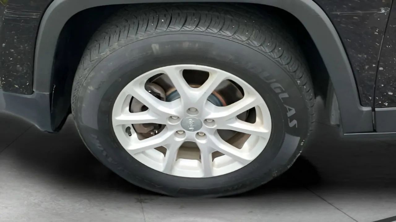 Used 2017 Jeep Cherokee Latitude w/ Cold Weather Group image 17