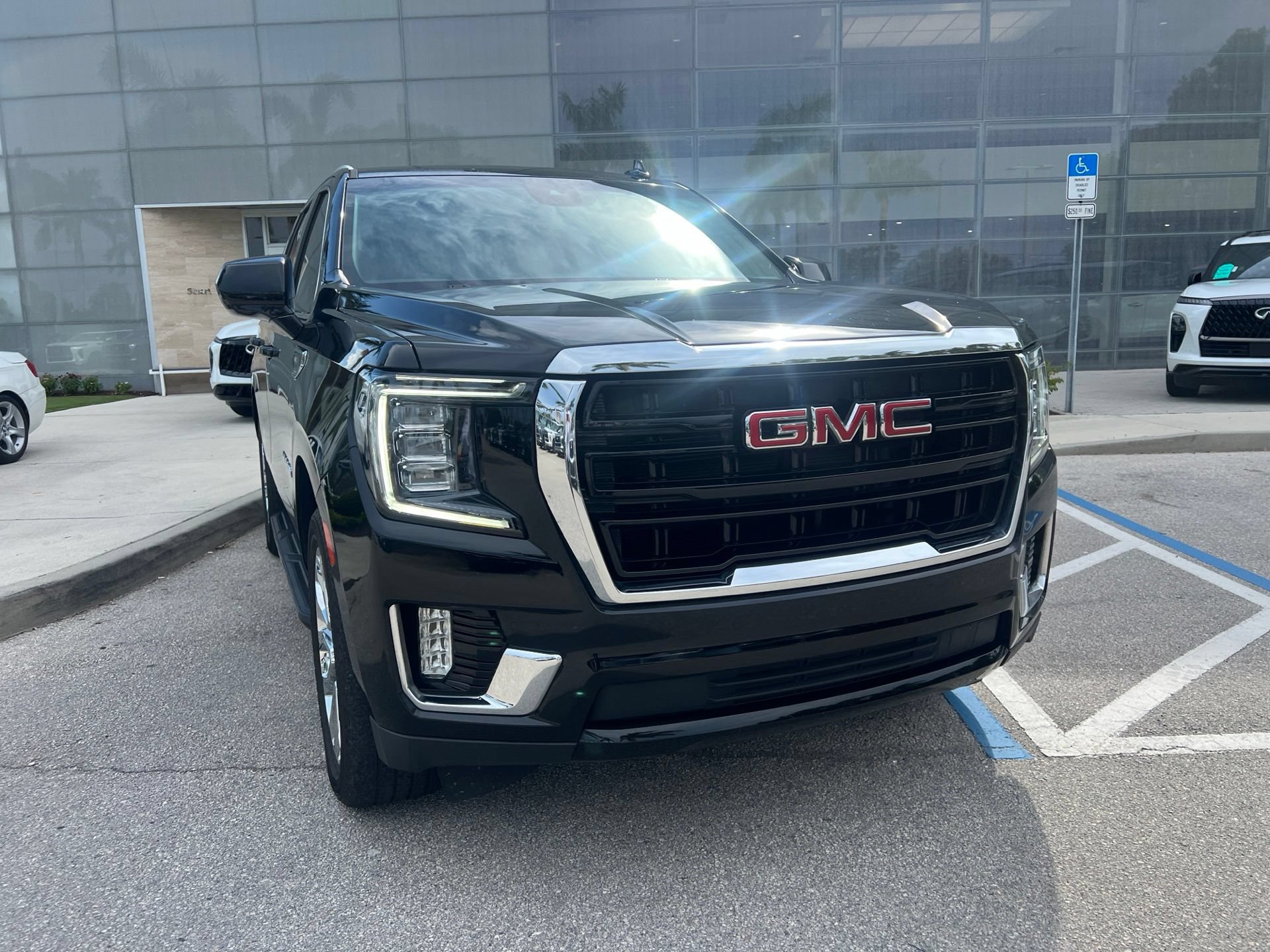 Used 2023 GMC Yukon SLE RWD image 4