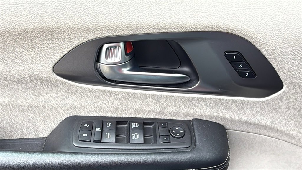 Used 2023 Chrysler Pacifica Touring-L image 9