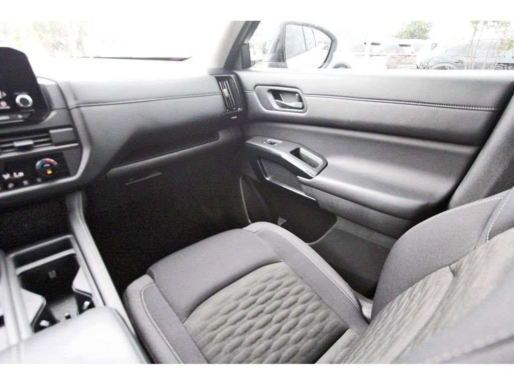 Used 2024 Nissan Pathfinder S image 8