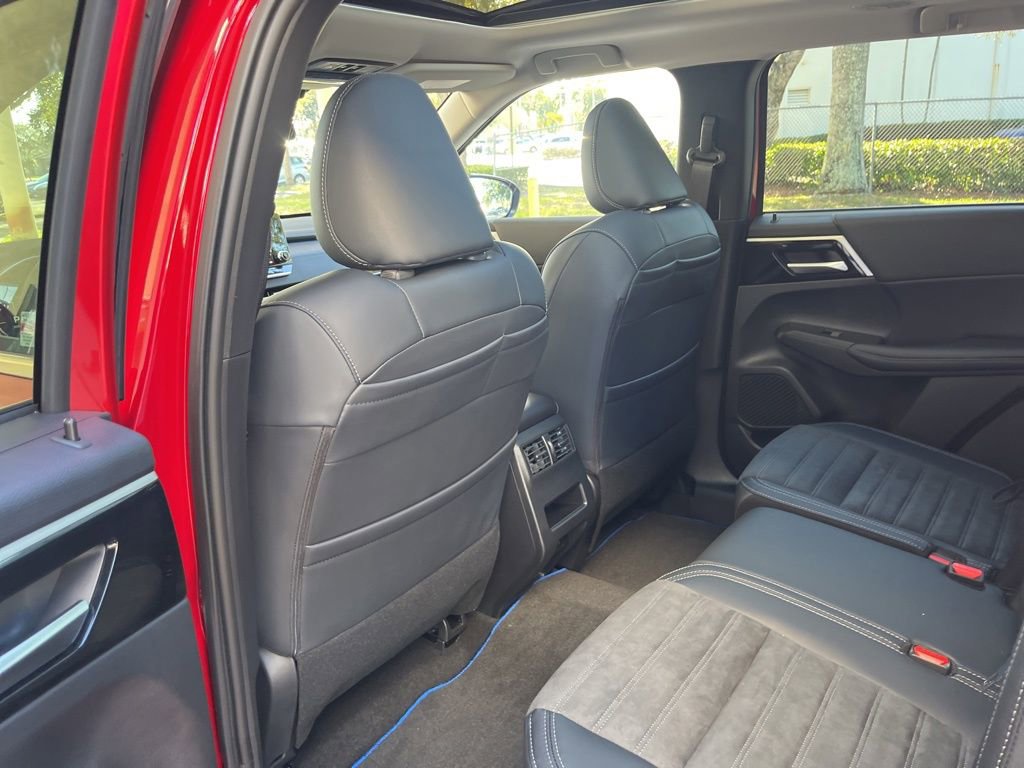 New 2025 Mitsubishi Outlander SE image 36