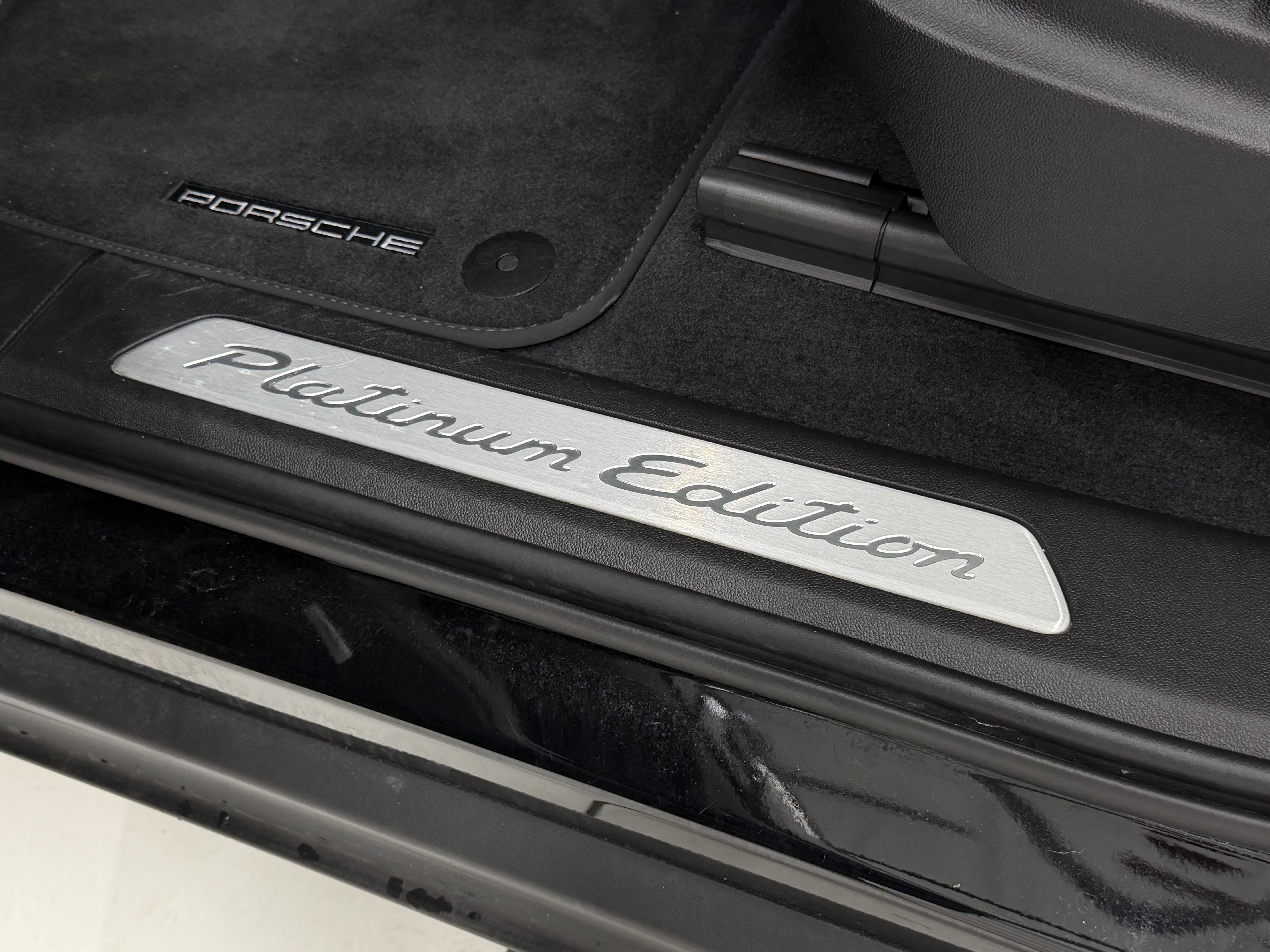 Certified 2023 Porsche Cayenne Platinum Edition image 31