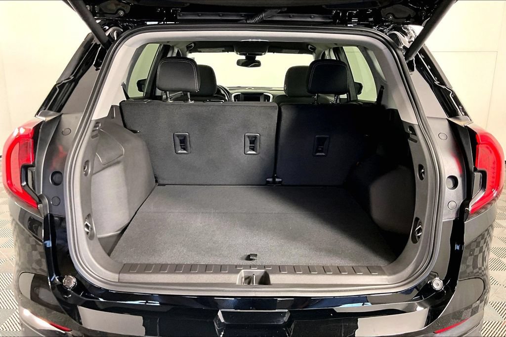Used 2024 GMC Terrain SLE w/ Driver Convenience Package FWD image 28
