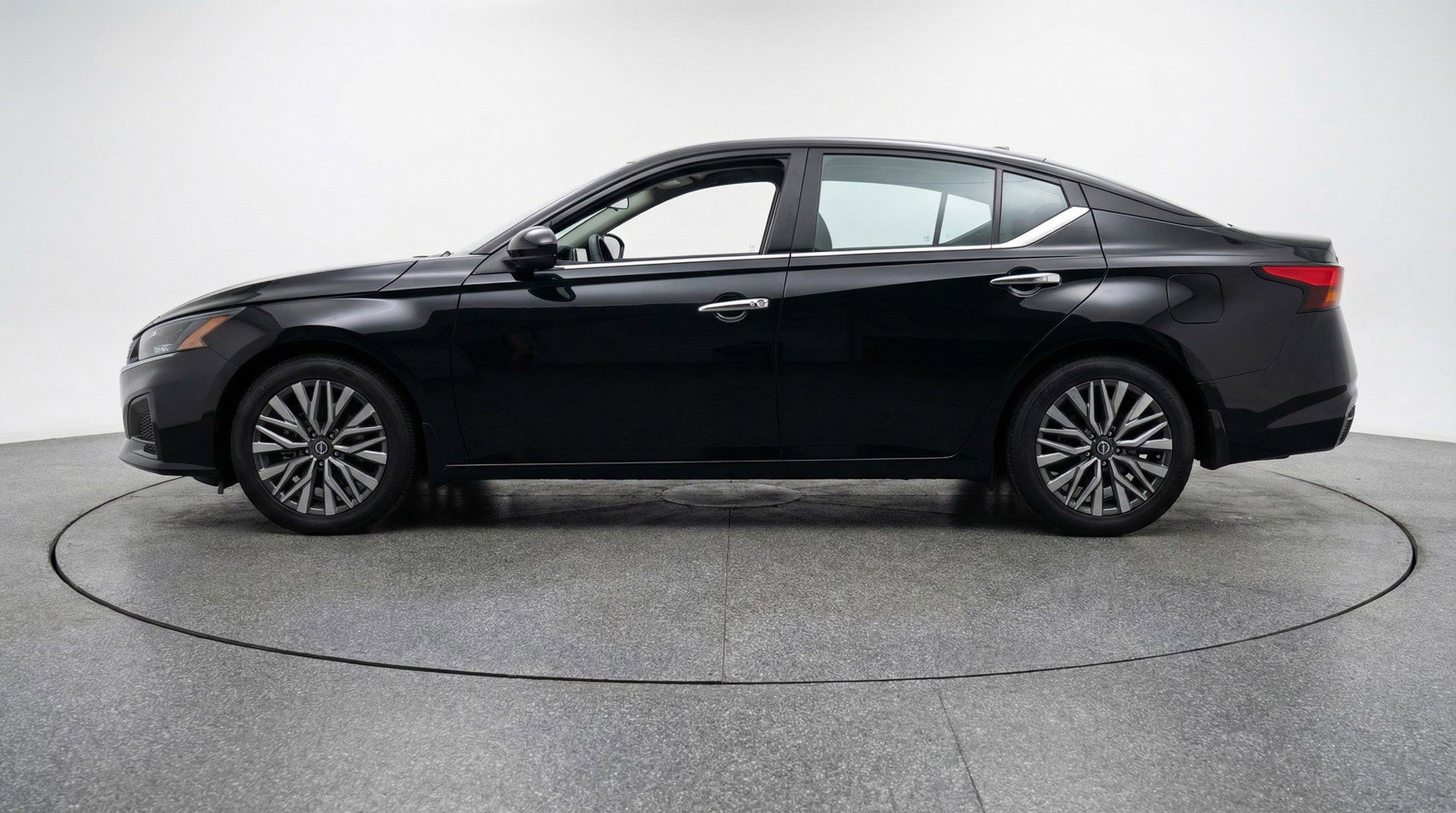 Used 2025 Nissan Altima 2.5 SV image 5