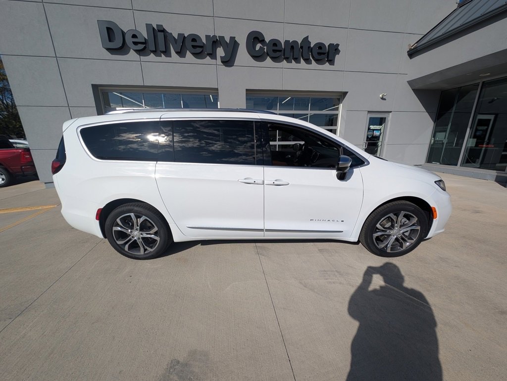 New 2026 Chrysler Pacifica Pinnacle image 4