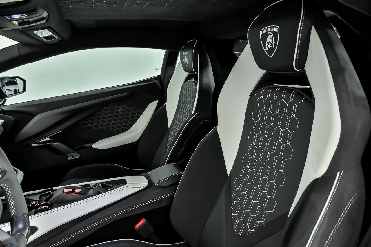 Used 2024 Lamborghini Revuelto image 30