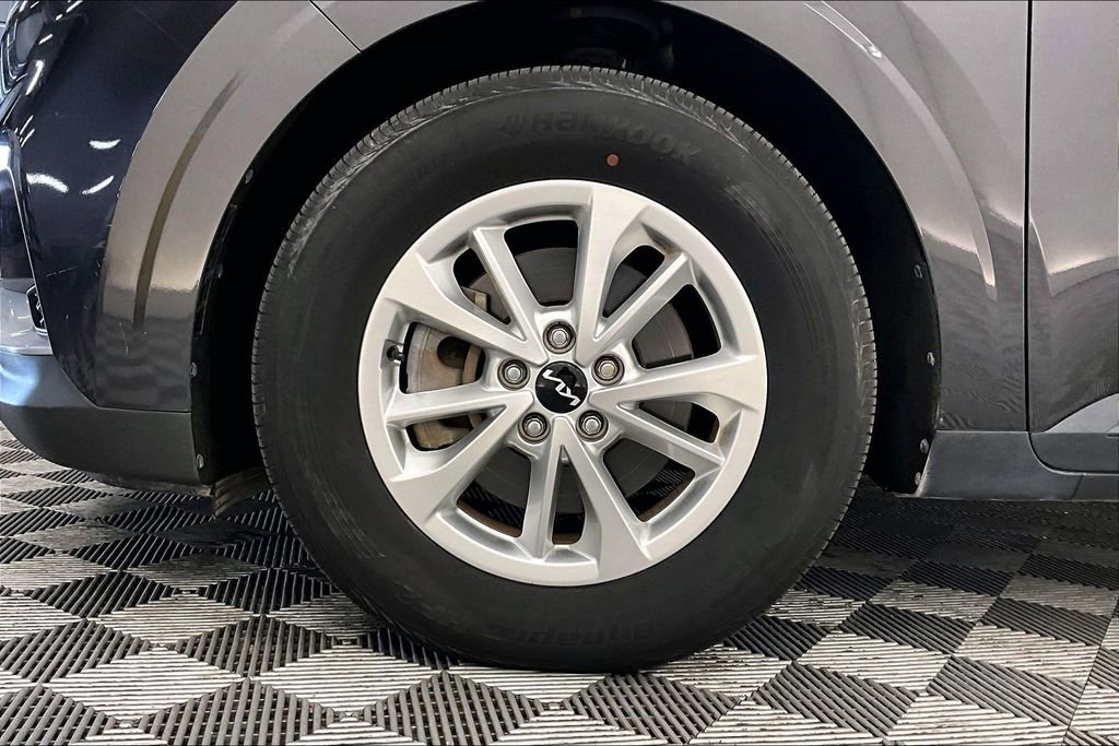 Used 2023 Kia Carnival LX FWD image 8