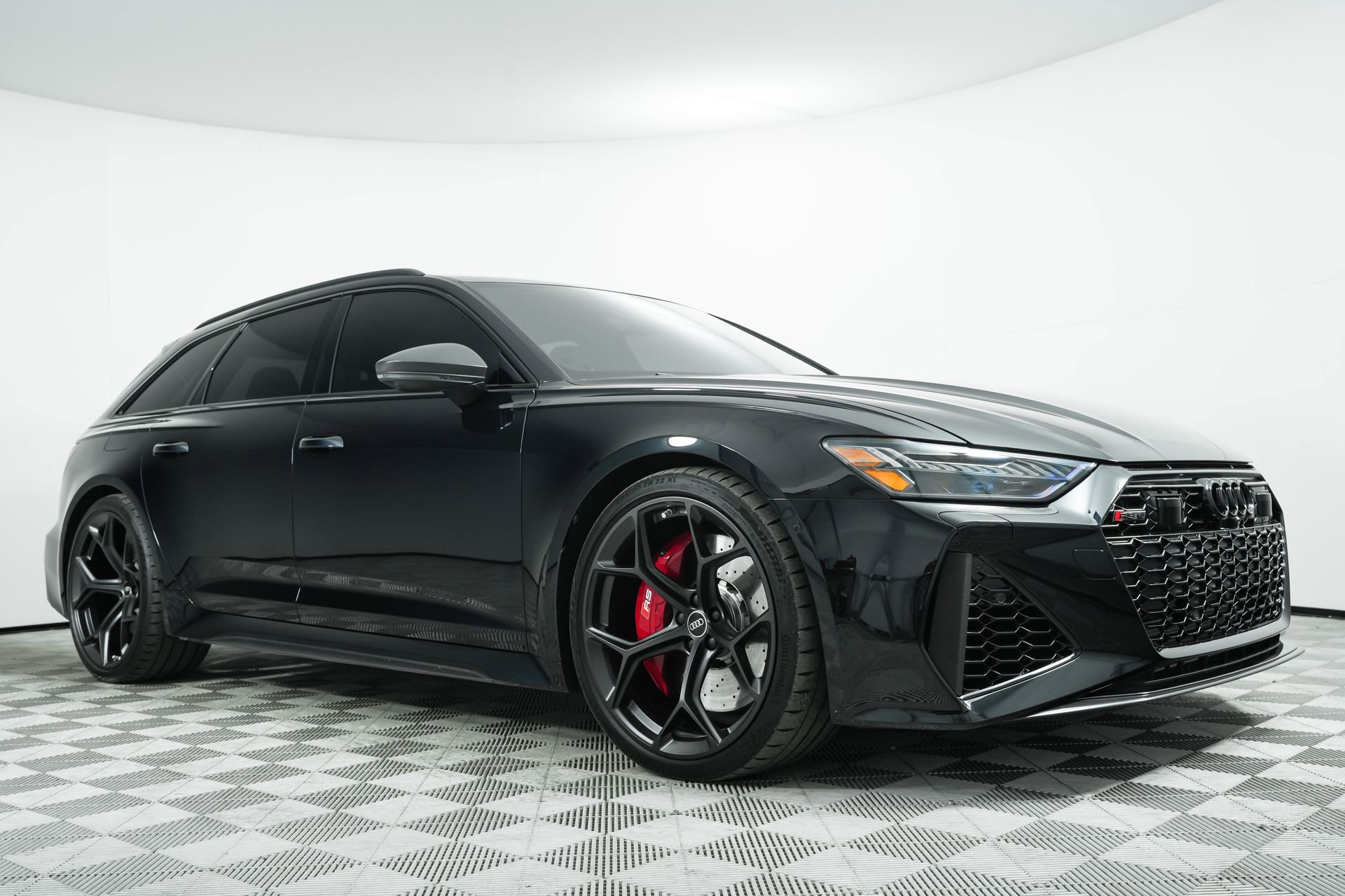 Used 2024 Audi RS 6 performance w/ Matte Carbon Package image 1