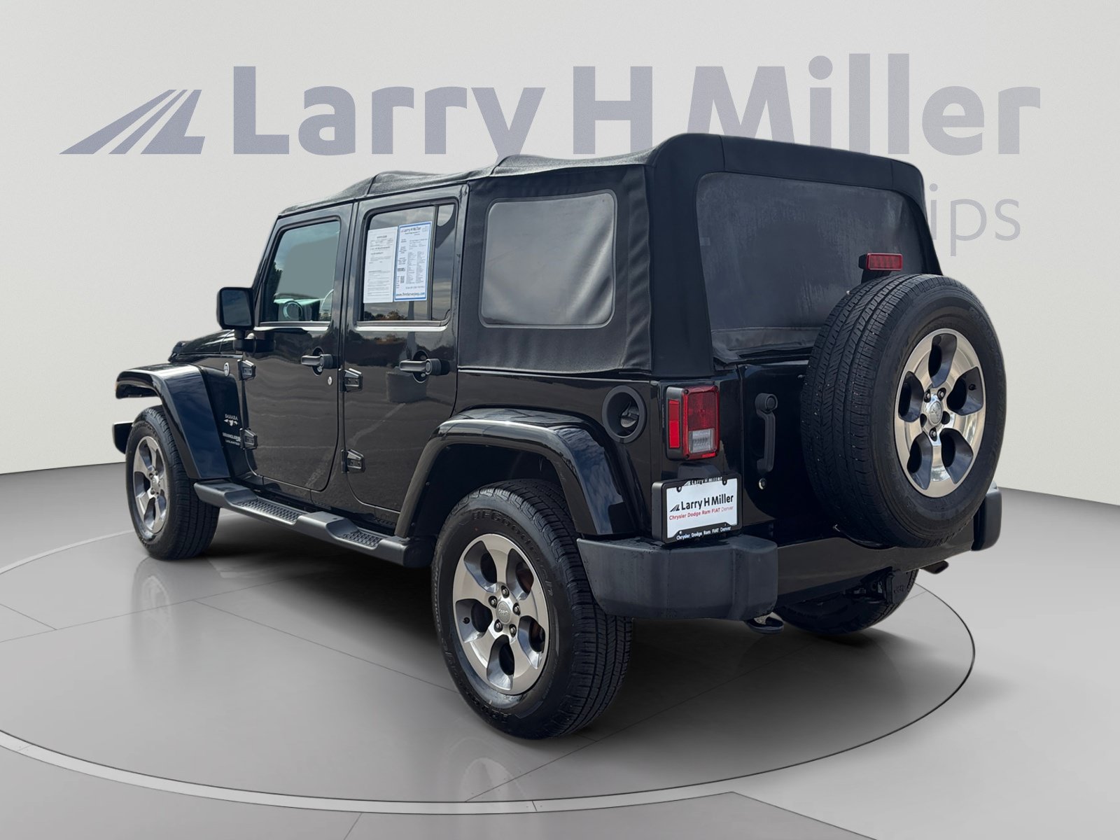 Used 2018 Jeep Wrangler Unlimited Sahara w/ Connectivity Group AWD/4WD image 4