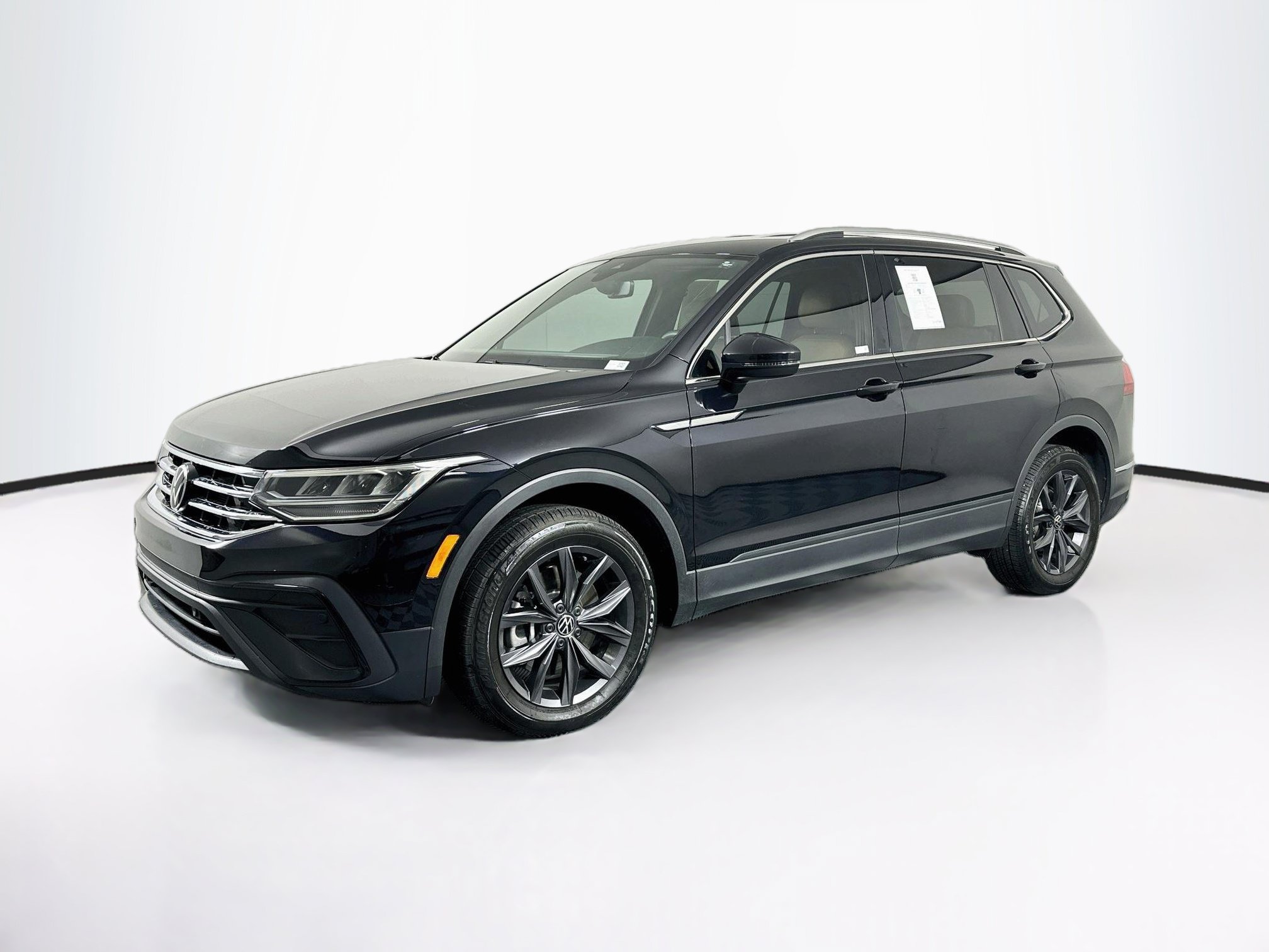 Used 2023 Volkswagen Tiguan SE FWD image 3