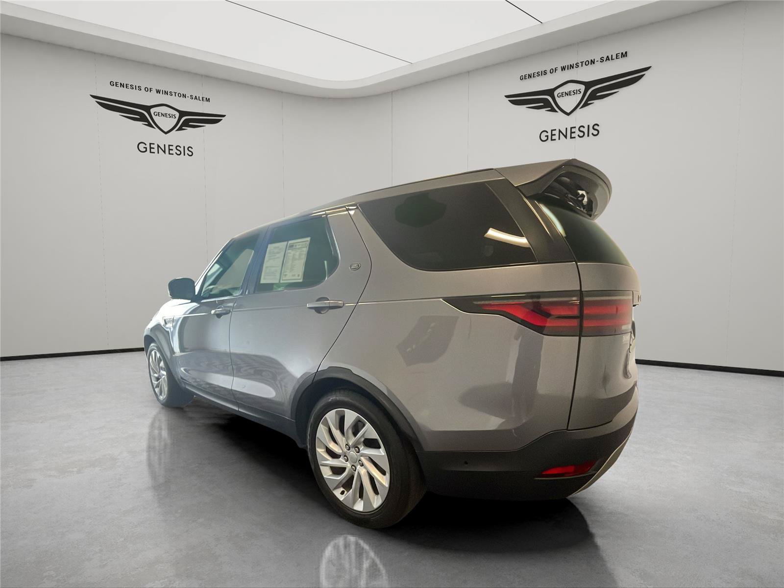 Used 2022 Land Rover Discovery S AWD/4WD image 3