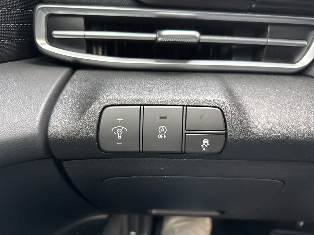 Used 2025 Hyundai Elantra SE w/ Cargo Package image 18